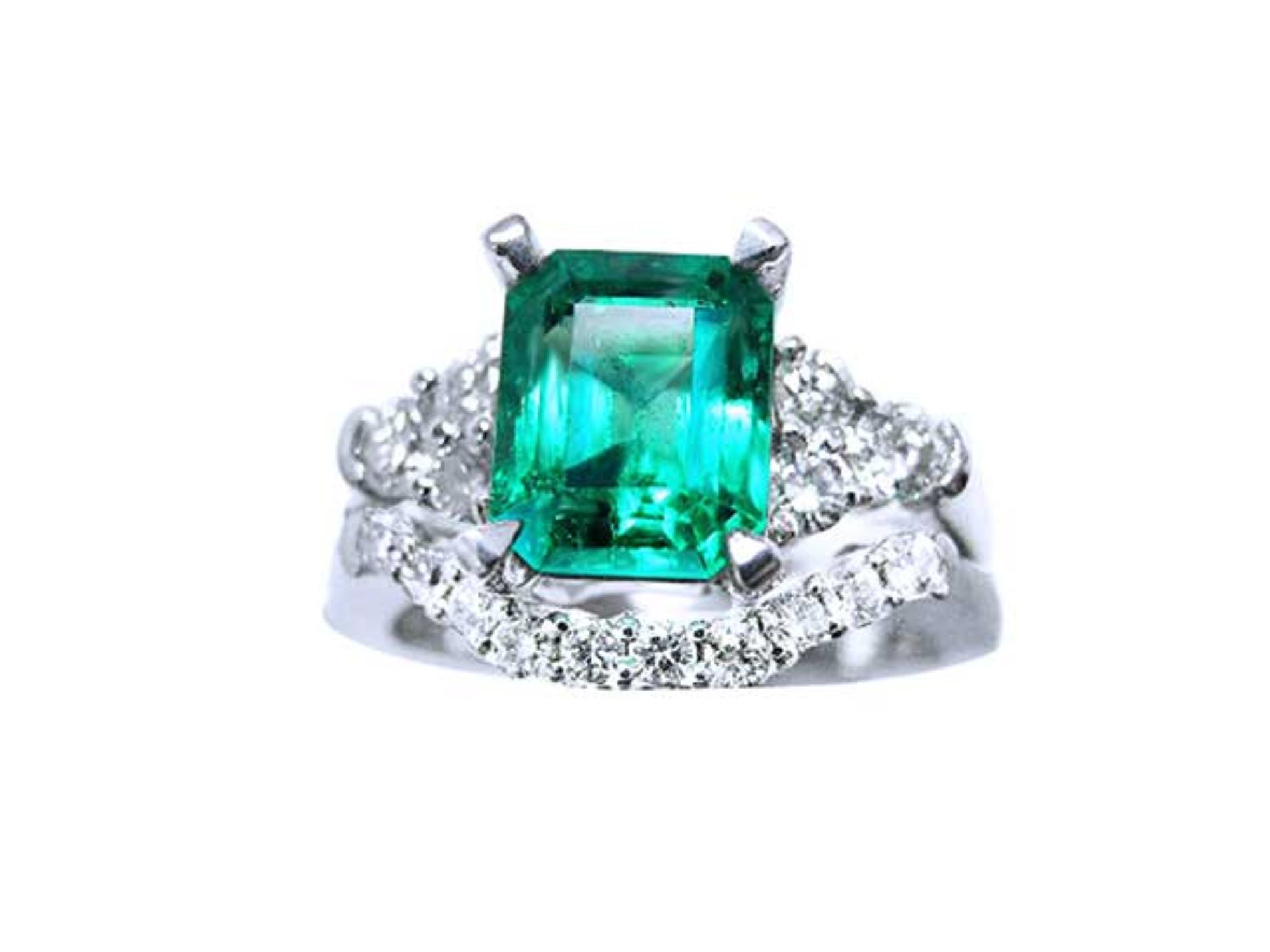 The topside view of the emerald and side diamonds ring whit the match wedding band in white gold.