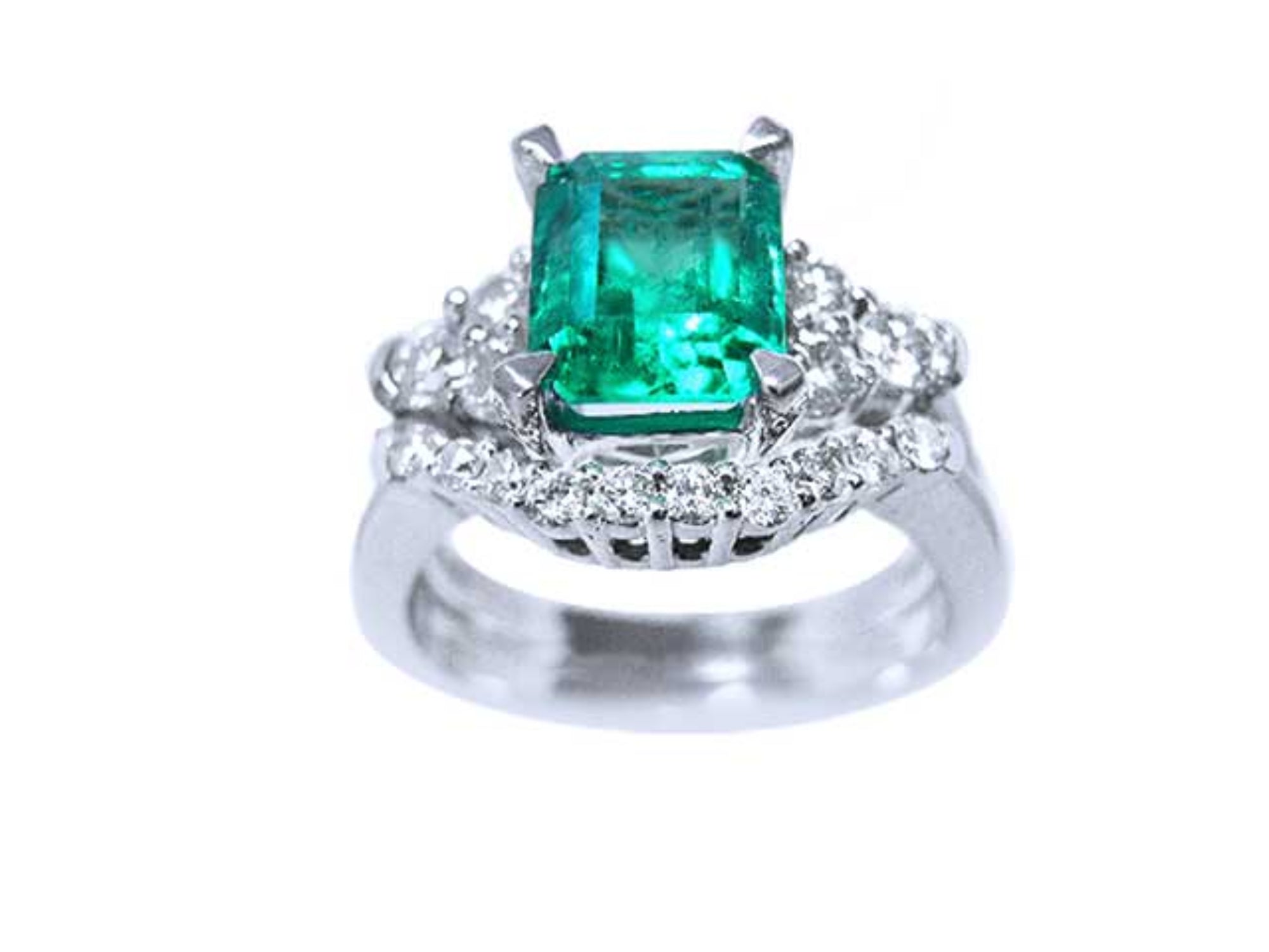 Top and lateral profile view of the colombian emerald with side diamonds and matching wedding band.
