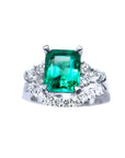 Colombian emerald and side diamonds ring whit the match wedding band in white gold.