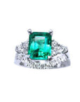 Colombian emerald and side diamonds ring whit the match wedding band in white gold.