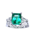 Colombian emerald and side diamonds ring whit the match wedding band in white gold.