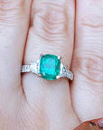 Esmeralda Colombiana y diamantes trapezoides laterales en anillo para mujer