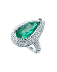 Anillo de oro blanco 14k con esmeralda colombiana corte pera de 3.35 ct rodeada de diamantes.