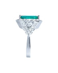 Anillo de oro blanco 18K con esmeralda colombiana rectangular de 3.98 ct y diamantes.