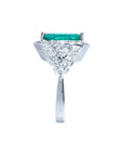 Anillo de oro blanco 18K con esmeralda colombiana rectangular de 3.98 ct y diamantes.