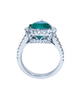 Anillo de compromiso de oro blanco 18k con esmeralda colombiana corte pera de 4.02 ct y diamantes.