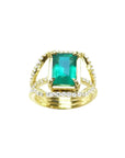 Anillo de oro 18k con esmeralda colombiana verde y tres filas de diamantes naturales.