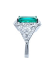 Anillo de oro blanco 18K con esmeralda colombiana rectangular y diamantes.