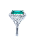 Anillo de oro blanco 18K con esmeralda colombiana rectangular y diamantes.
