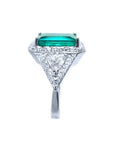 Anillo de oro blanco 18K con esmeralda colombiana rectangular y diamantes.