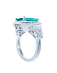 Anillo de oro blanco 18K con esmeralda colombiana rectangular y diamantes.