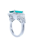 Anillo de oro blanco 18K con esmeralda colombiana rectangular y diamantes.
