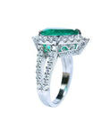 Anillo de compromiso de oro blanco 18k con esmeralda colombiana corte pera y halo de diamantes.