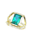 Anillo de oro 18k con esmeralda colombiana rectangular de 2.86 ct y tres filas de diamantes.
