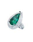 Anillo de oro blanco 14k con esmeralda colombiana corte pera de 3.35 ct rodeada de diamantes.