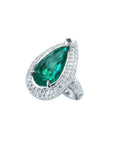 Anillo de oro blanco 14k con esmeralda colombiana corte pera de 3.35 ct rodeada de diamantes.
