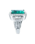Anillo de compromiso 18k con esmeralda colombiana rectangular de 2.99 ct. verde medio, rodeada de diamantes.