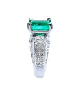 Anillo de mujer en oro blanco de 18K con esmeralda colombiana verde profundo corte rectangular y diamantes.