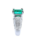Anillo de mujer en oro blanco de 18K con esmeralda colombiana verde profundo corte rectangular y diamantes.