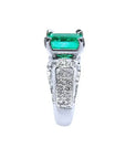 Anillo de mujer en oro blanco de 18K con esmeralda colombiana verde profundo corte rectangular y diamantes.
