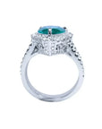 Anillo de compromiso de oro blanco 18k con esmeralda corte pera de 4.02 ct y diamantes.
