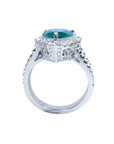 Anillo de compromiso de oro blanco 18k con esmeralda corte pera de 4.02 ct y diamantes.