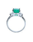 Anillo de compromiso de oro blanco 18k con esmeralda colombiana central y diamantes trapezoide y pavé.