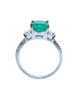 Anillo de compromiso de oro blanco 18k con esmeralda colombiana central y diamantes trapezoide y pavé.