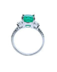 Anillo de compromiso de oro blanco 18k con esmeralda colombiana central y diamantes trapezoide y pavé.
