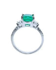 Anillo de compromiso de oro blanco 18k con esmeralda colombiana central y diamantes trapezoide y pavé.
