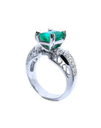 Anillo de mujer en oro blanco de 18K con esmeralda colombiana verde profundo y diamantes, estilo antiguo.