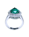 Anillo de oro blanco 18k con esmeralda colombiana corte pera de 4.02 ct y halo de diamantes.