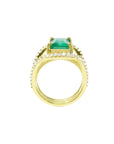 Anillo de oro 18k con esmeralda colombiana verde medio 2.86 ct y tres filas de diamantes naturales.