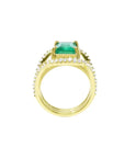 Anillo de oro 18k con esmeralda colombiana verde medio 2.86 ct y tres filas de diamantes naturales.