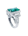 Anillo de compromiso de oro blanco 18k con esmeralda colombiana rectangular verde brillante de 2.99 ct y diamantes.