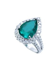 Anillo de compromiso oro 18k con esmeralda colombiana corte pera 4.02 ct y halo de diamantes.
