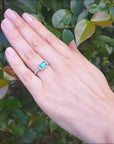 East-west emerald and diamond ring in white gold.