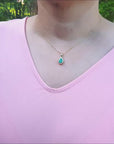 Natural colombian emerald pendant with halo diamond and yellow gold.