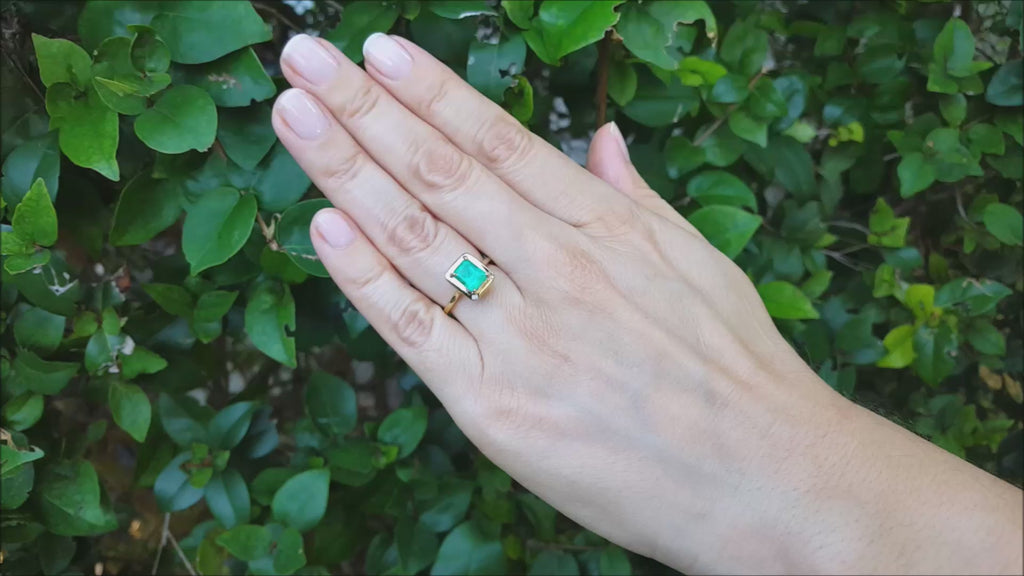 Solitaire Colombian emerald ring