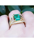 Anillo de oro 18k con esmeralda colombiana 2.86 ct. y tres filas de diamantes naturales.