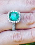 Anillo con esmeralda rodeado de diamantes naturales para dama