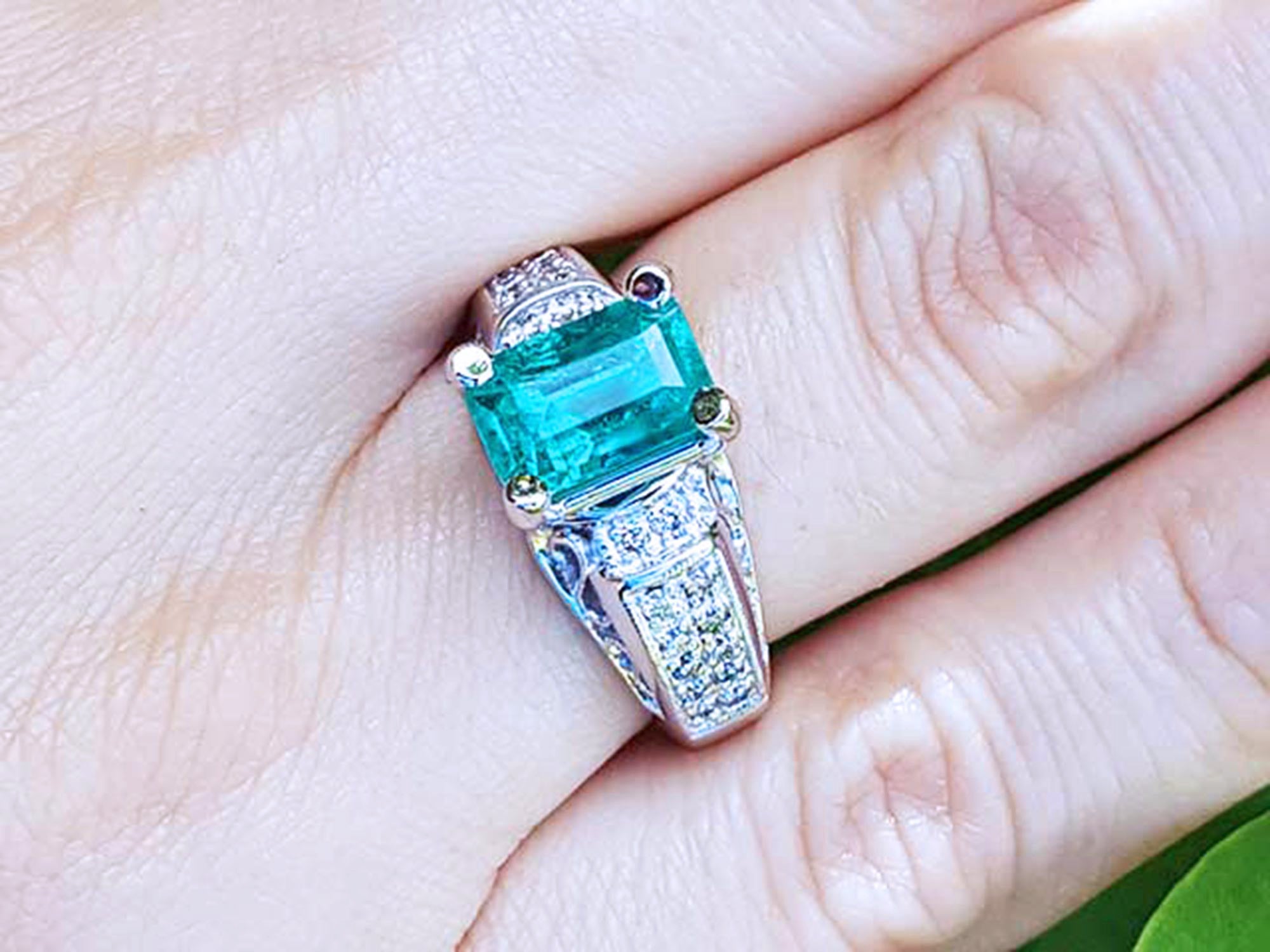 Sortija de compromiso con esmeralda natural cuadrada y diamantes naturales