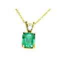 This natural emerald-cut colombian emerald pendant made of yellow gold is prong set.