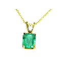 This natural emerald-cut colombian emerald pendant made of yellow gold is prong set.