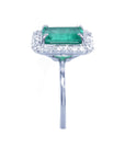 The side position of this emerald ring displays the gemstone side, gallery and band, profile.