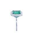 The side position of this emerald ring displays the gemstone side, gallery and band, profile.