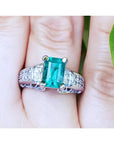 imagen cercana de un anillo para mujer con esmeralda y diamants hecho en oro blanco.