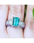 imagen cercana de un anillo para mujer con esmeralda y diamants hecho en oro blanco.