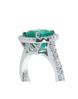 Anillo de oro blanco 14k con esmeralda colombiana corte cojín de 3.92 ct y halo de diamantes.