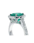 Anillo de oro blanco 14k con esmeralda colombiana corte cojín de 3.92 ct y halo de diamantes.